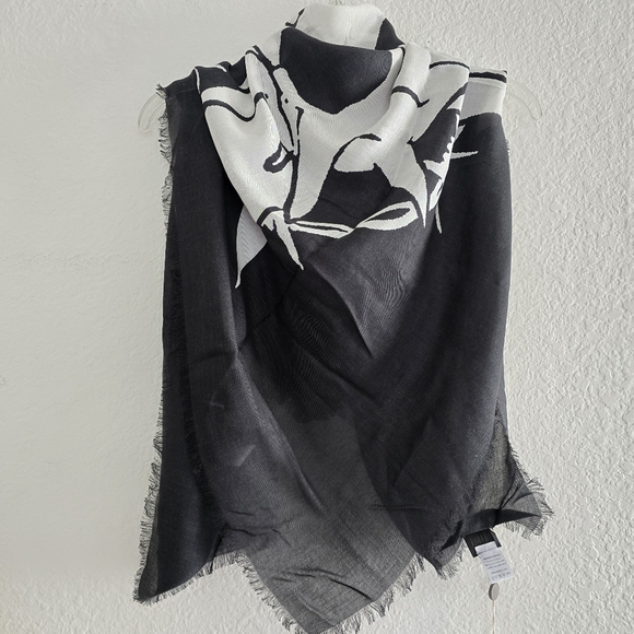 Givenchy Large Skull and Star Scarf Black - Picture 3 of 5